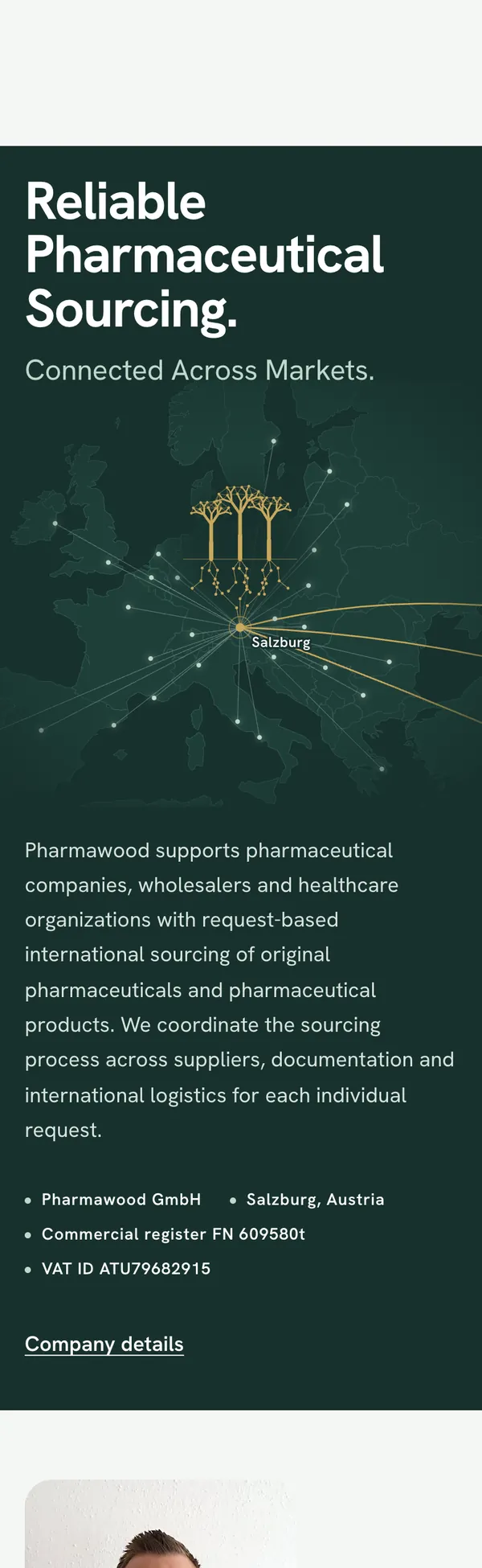 Die Startseite von pharmawood-medsupply.com am Handy: dunkelgrüner Grund, die Überschrift Reliable Pharmaceutical Sourcing, darunter eine Europakarte mit dem goldenen Zeichen über Salzburg und Linien zu Städtepunkten.